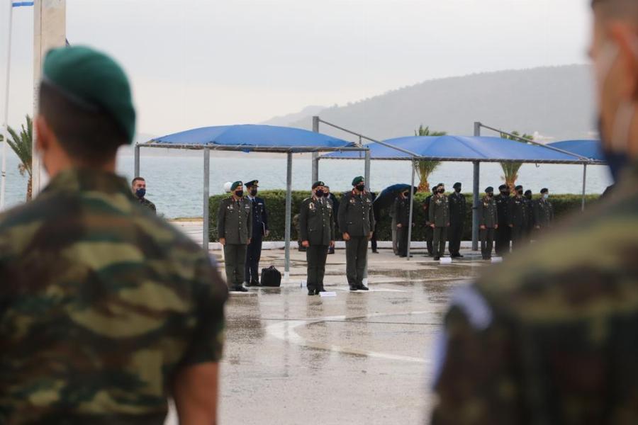 Αρχηγός ΓΕΕΘΑ: Στάθηκε στη βροχή για την ορκωμοσία των ΕΠΟΠ