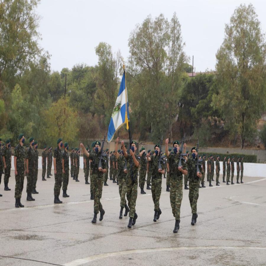 Αρχηγός ΓΕΕΘΑ: Στάθηκε στη βροχή για την ορκωμοσία των ΕΠΟΠ