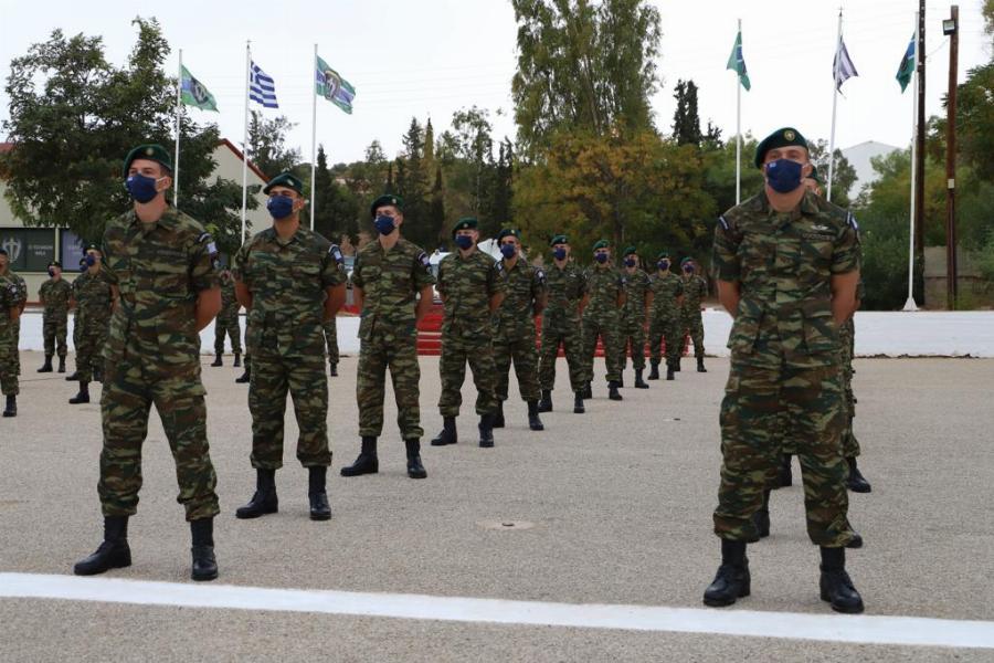 Αρχηγός ΓΕΕΘΑ: Στάθηκε στη βροχή για την ορκωμοσία των ΕΠΟΠ