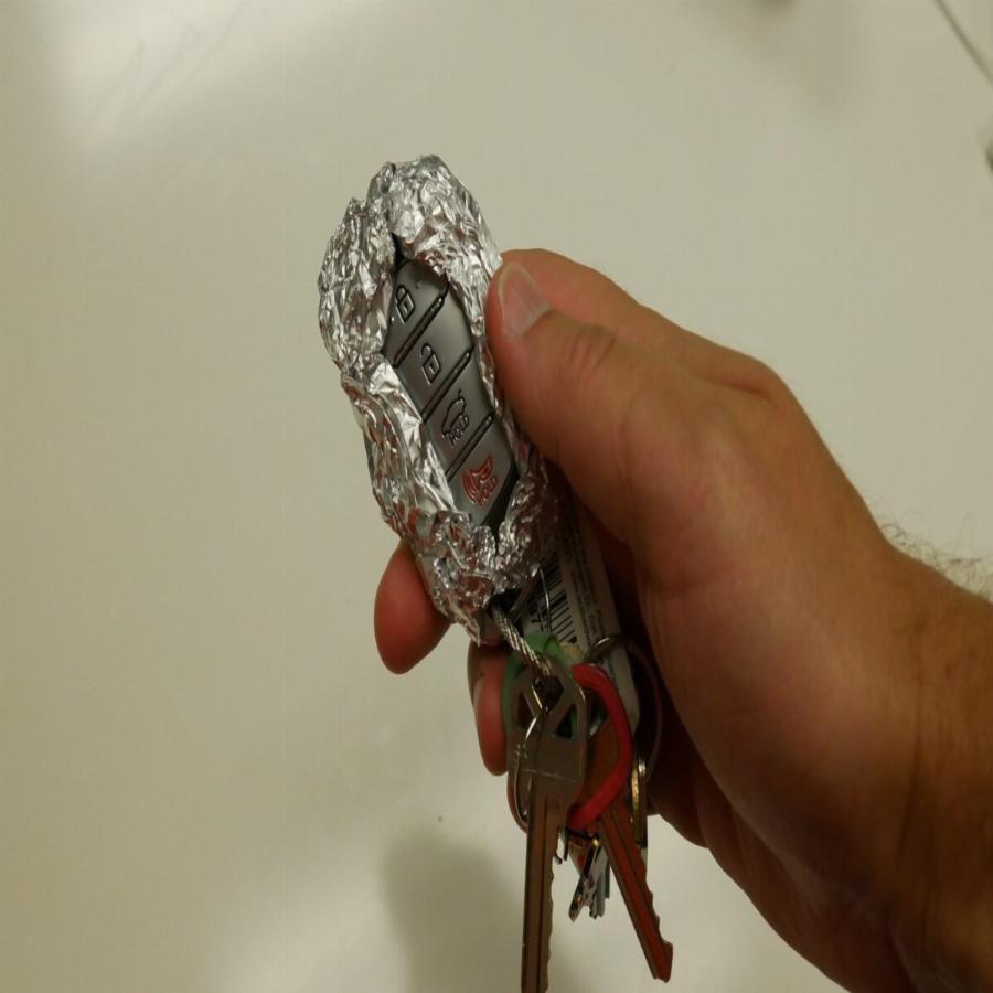 Κόλπα που σώζουν: Ήξερες ότι πρέπει να τυλίγεις το κλειδί του αυτοκινήτου σε αλουμινόχαρτο