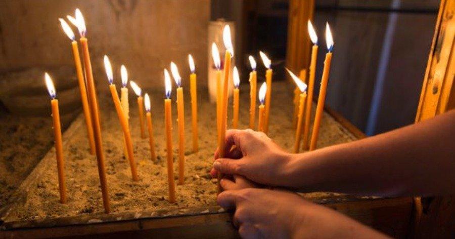 “Όταν καίγονται οι λαμπάδες μπροστά από τις Εικόνες καίγονται και οι αμαρτίες εκείνου τις φέρνει”