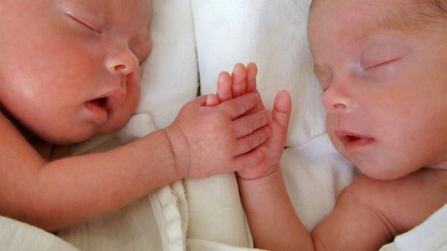 Απέκτησε δίδυμα αφού είχε χάσει 12 μωρά – «Η μαμά μου λίγο πριν πεθάνει μού είπε ότι είμαι έγκυος»