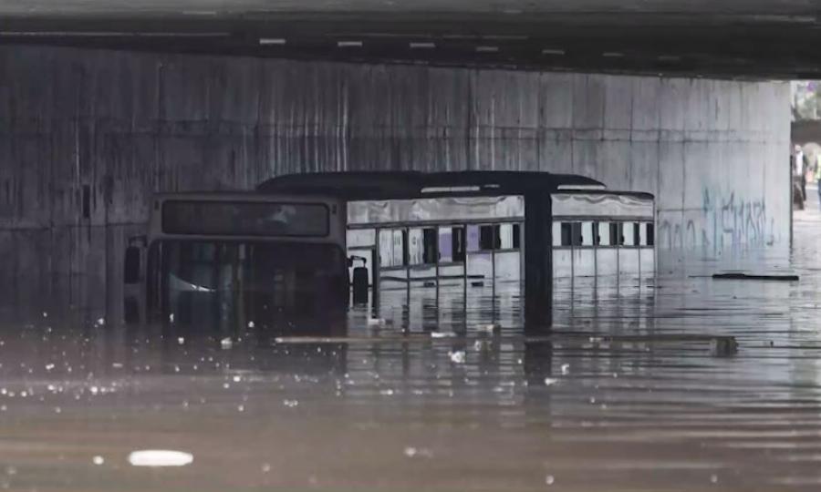 Λεωφορείο βυθίστηκε στα νερά στη Λεωφόρο Ποσειδώνος: Οι πρώτες καταστροφές της κακοκαιρίας «Μπάλλος»