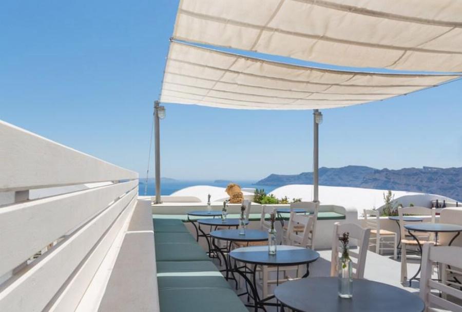 Ένα καφενείο υπόδειγμα ομορφιάς: Έλληνες σφησαν την Αθήνα, πήγαν στη Σαντορίνη και άνοιξαν μαγαζί