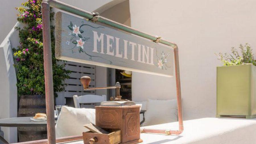 Ένα καφενείο υπόδειγμα ομορφιάς: Έλληνες σφησαν την Αθήνα, πήγαν στη Σαντορίνη και άνοιξαν μαγαζί