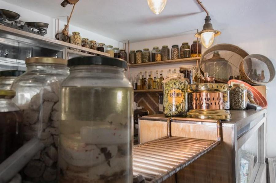 Ένα καφενείο υπόδειγμα ομορφιάς: Έλληνες σφησαν την Αθήνα, πήγαν στη Σαντορίνη και άνοιξαν μαγαζί