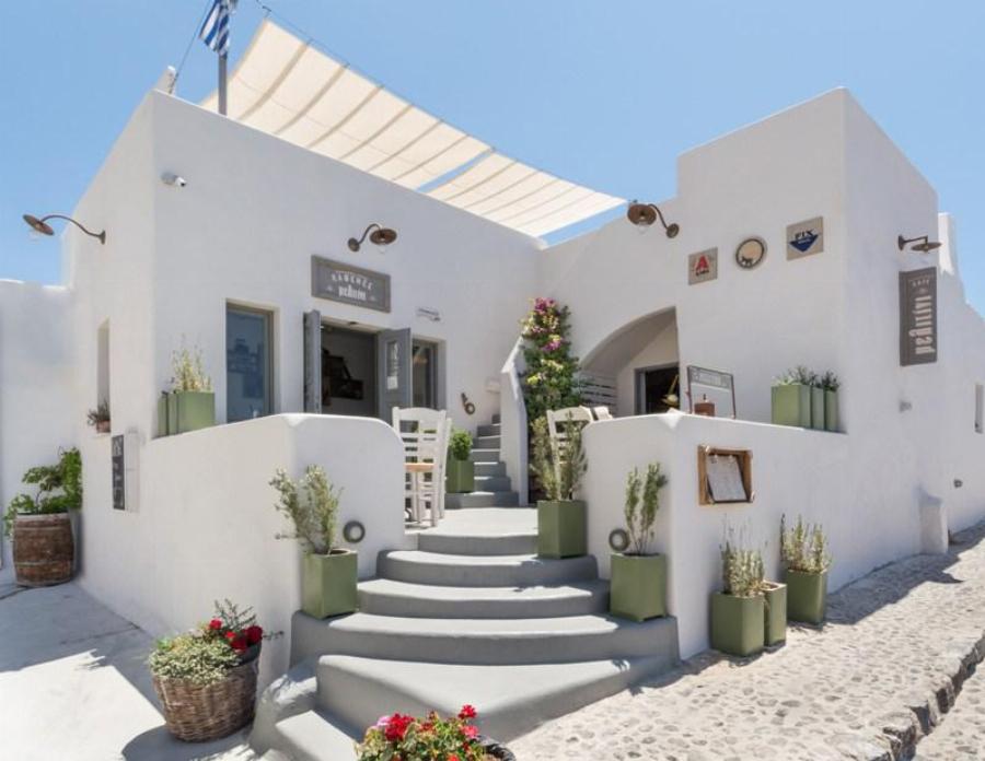 Ένα καφενείο υπόδειγμα ομορφιάς: Έλληνες σφησαν την Αθήνα, πήγαν στη Σαντορίνη και άνοιξαν μαγαζί