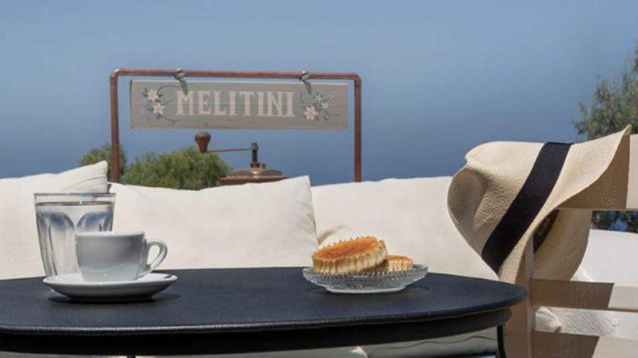 Ένα καφενείο υπόδειγμα ομορφιάς: Έλληνες σφησαν την Αθήνα, πήγαν στη Σαντορίνη και άνοιξαν μαγαζί