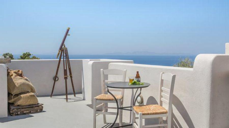 Ένα καφενείο υπόδειγμα ομορφιάς: Έλληνες σφησαν την Αθήνα, πήγαν στη Σαντορίνη και άνοιξαν μαγαζί