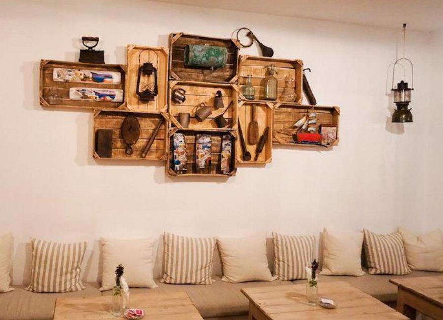 Ένα καφενείο υπόδειγμα ομορφιάς: Έλληνες σφησαν την Αθήνα, πήγαν στη Σαντορίνη και άνοιξαν μαγαζί