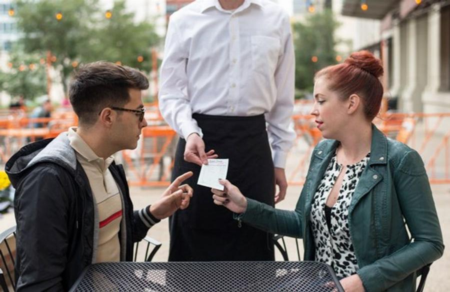 «Με λένε Ελίνα και ο νέος μου σύντροφος μου ζητάει να πληρώνω πάντα τα μισά. Μήπως έμπλεξα με τσιγκούνη;»