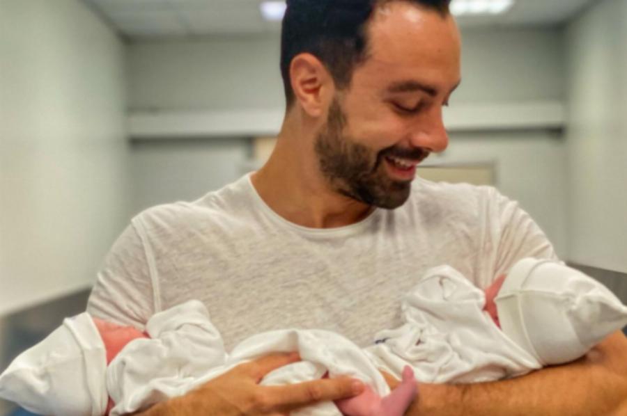 Επέστρεψε από το Λονδίνο ο Σάκης Τανιμανίδης: Αγκάλιασε τις κόρες του και εκείνες ξετρελάθηκαν