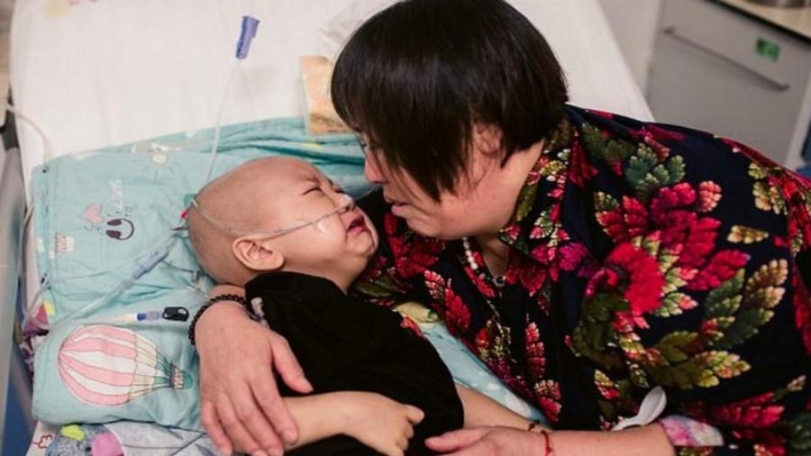 Μωράκι πάσχει από καρκίνο κλαίει και θέλει τη μαμά του χωρίς να ξέρει ότι το εγκατέλειψε λόγω της ασθένειας του