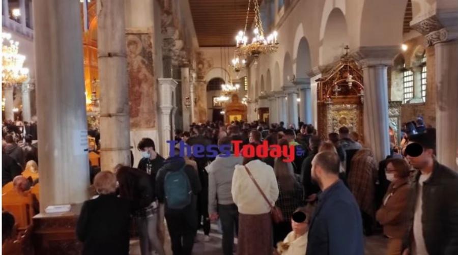 Bγάζουν τις μάσκες για να φιλήσουν την εικόνα του Αγίου Δημητρίου στη Θεσσαλονίκη