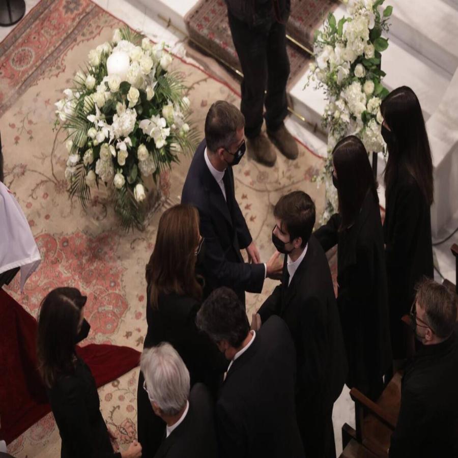 «Λύγισε» και αγκάλιασε το φέρετρο – Συγκλόνισε ο σύζυγος της Φώφης Γεννηματά στην κηδεία