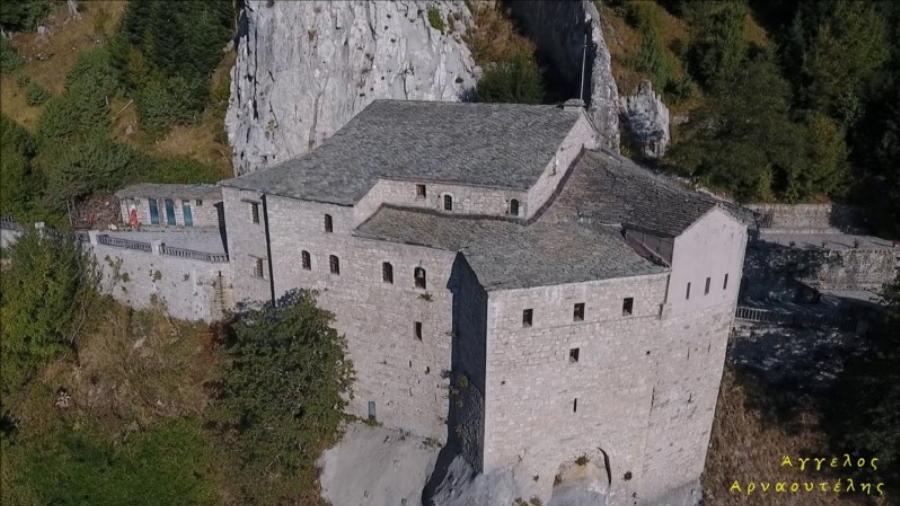 Το μοναστήρι που ακροβατεί ανάμεσα σε γη και ουρανό – Παναγία η Πελεκητή