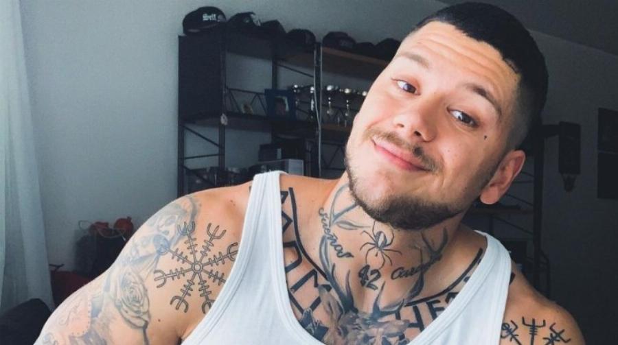 «Είναι τέλειο να είσαι υιοθετημένος. Γονείς είναι αυτοί που σε μεγαλώνουν, όχι εκείνοι που σε γεννάνε»: Η συνέντευξη του ράπερ Mike