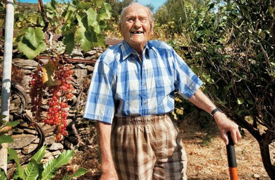 Tου έδιναν 9 μήνες και του πρότειναν χημειοθεραπείες – Αυτός πήγε στην Ικαρία και έζησε μέχρι τα 102