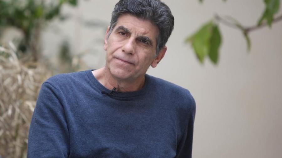 Γιάννης Μπέζος: «Γελοιότητες οι θεωρίες συνωμοσίας. Οι αρνητές πρέπει να έχουν μεγάλη ιδέα για τον εαυτό τους»