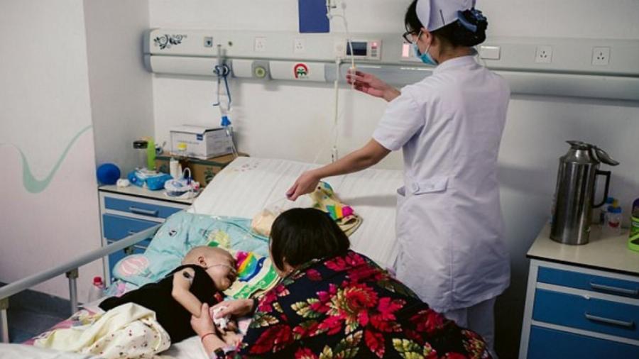 Μωράκι πάσχει από καρκίνο κλαίει και θέλει τη μαμά του χωρίς να ξέρει ότι το εγκατέλειψε λόγω της ασθένειας του