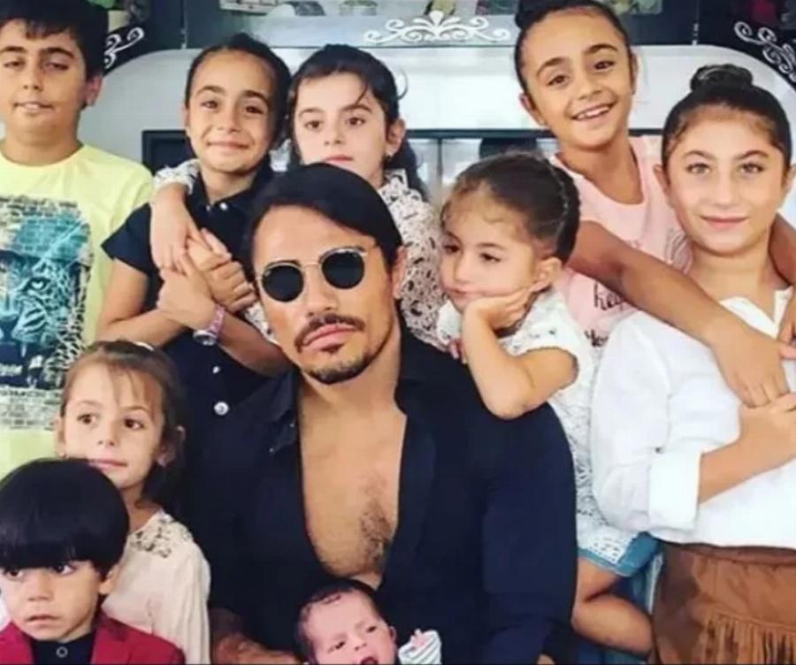 Salt Bae: Η χλιδάτη ζωή του, το παλάτι των 36.000.000, το τζετ και τα 9 παιδιά