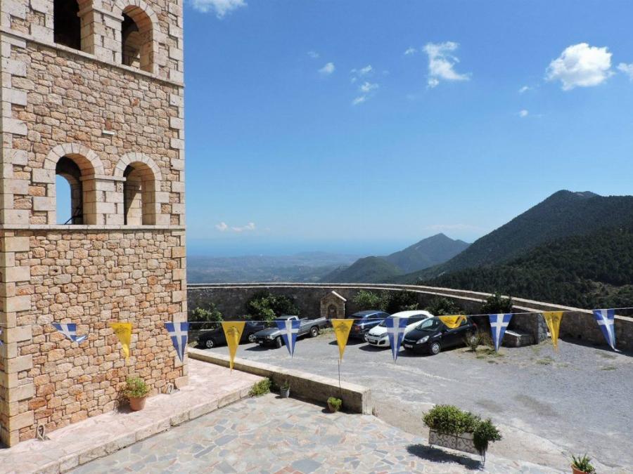 Προκαλεί δέος στους επισκέπτες η Μονή της Παναγίας της Γιάτρισσας: Είναι ένα από τα μεγαλύτερα προσκυνήματα της Ελλάδας