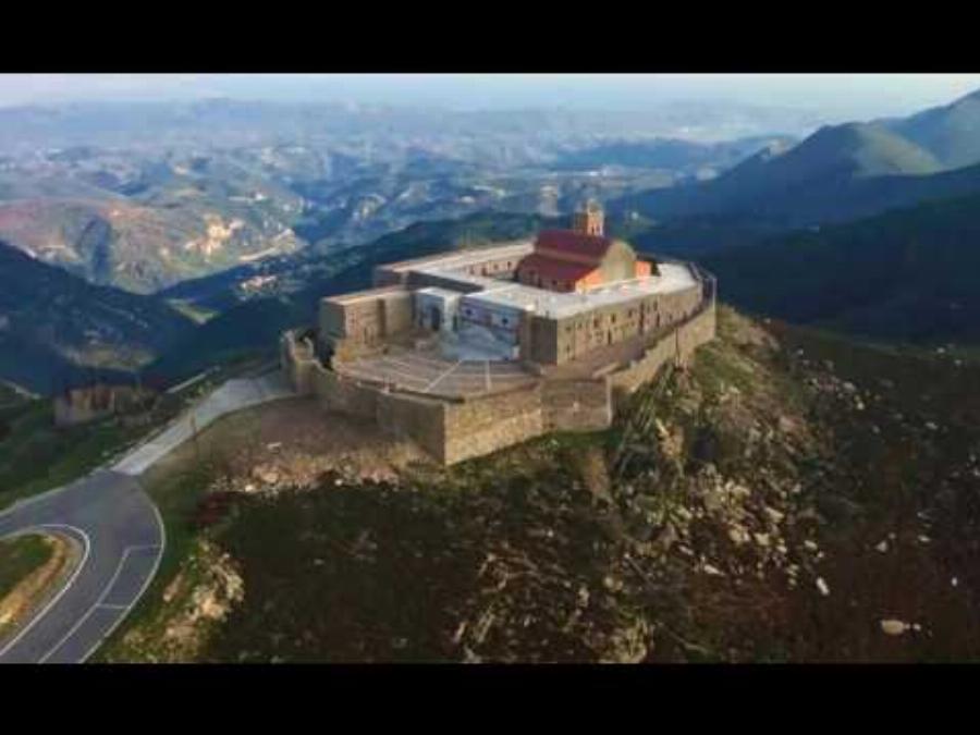 Προκαλεί δέος στους επισκέπτες η Μονή της Παναγίας της Γιάτρισσας: Είναι ένα από τα μεγαλύτερα προσκυνήματα της Ελλάδας