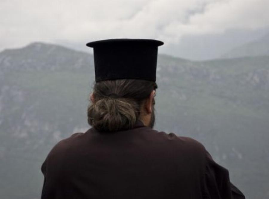 Ένα 24ωρο από τη ζωή ενός «τεμπέλη» ιερέα