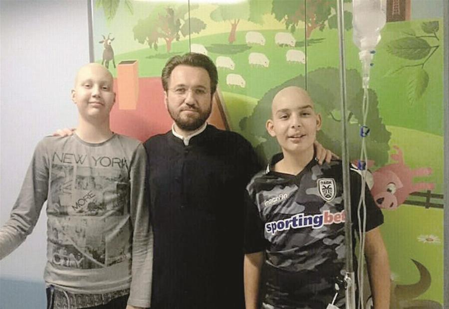 Ένας άγγελος με ράσα στηρίζει τα παιδιά με καρκίνο – Ο Πατέρας Νικόλαος Παπαγεωργίου