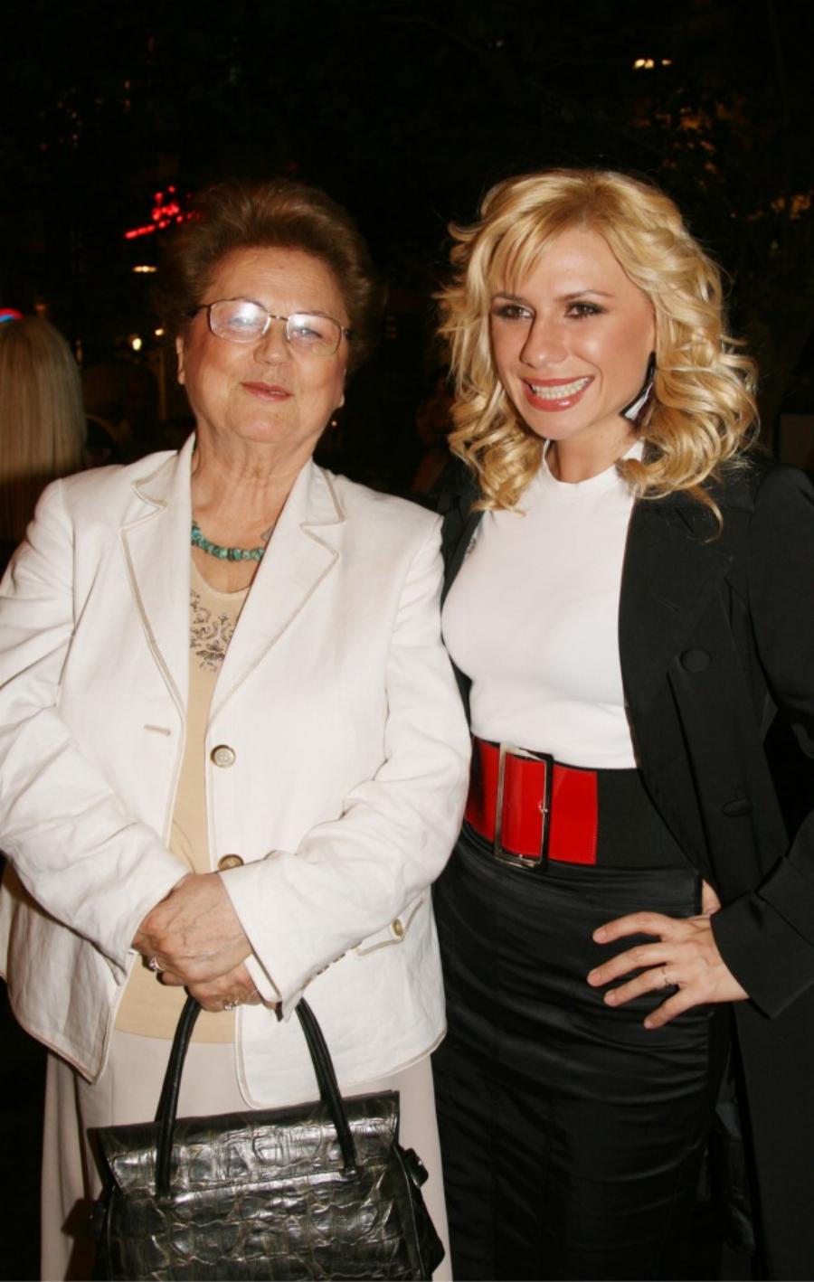 Κατερίνα Καραβάτου: Η στιγμή που μαθαίνει  στον «αέρα» της εκπομπής ότι πέθανε η μητέρα της – Βαρύ πένθος για την παρουσιάστρια