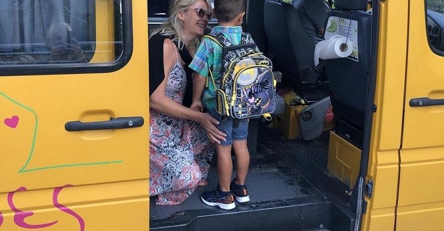 Η Φαίη Σκορδά με νυχτικό και παντόφλες συνόδευσε τα παιδιά στο σχολικό