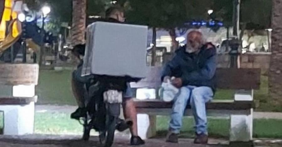 «Του είπα πάρε να φας, υπάρχει Θεός για όλους» – Διανομέας έδωσε φαγητό σε άστεγο