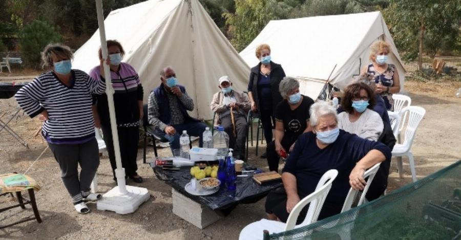 Εικόνες ντροπής: Έστειλαν στους σεισμόπληκτους άπλυτα εσώρουχα, νυφικά και αποκριάτικες στολές