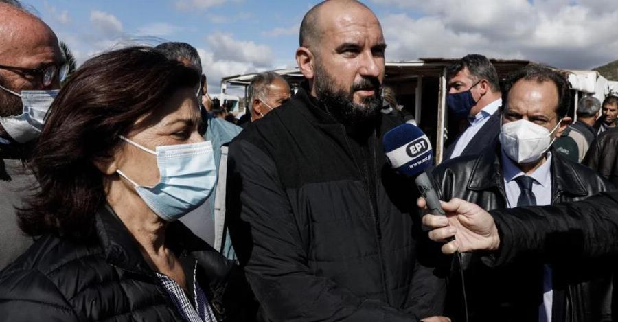 Καταδίωξη Πέραμα: Τζανακόπουλος και κλιμάκιο ΣΥΡΙΖΑ στην οικία του νεκρού Ρομά