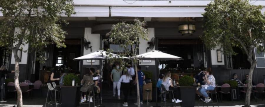 Τέλος στους «ανοιχτούς» χώρους με πλαϊνές τέντες: Νέα περιοριστικά μέτρα και αλλαγές σε καφέ και μπαρ