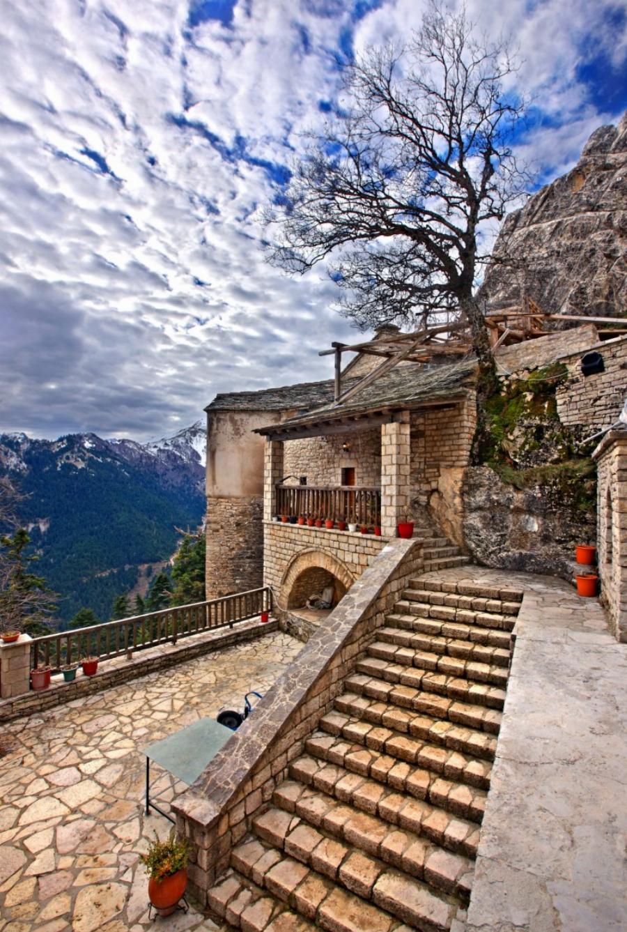 Το μοναστήρι που ακροβατεί ανάμεσα σε γη και ουρανό – Παναγία η Πελεκητή