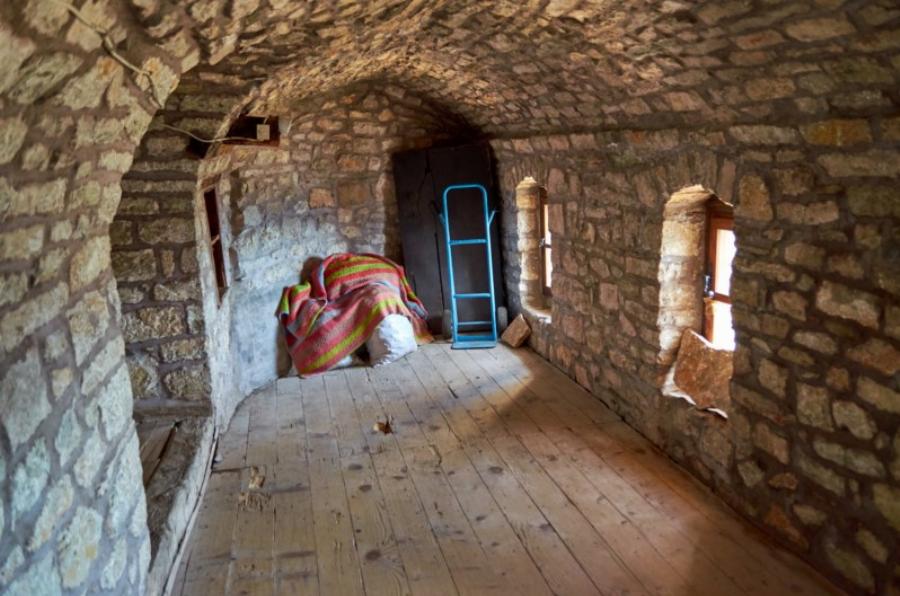 Το μοναστήρι που ακροβατεί ανάμεσα σε γη και ουρανό – Παναγία η Πελεκητή