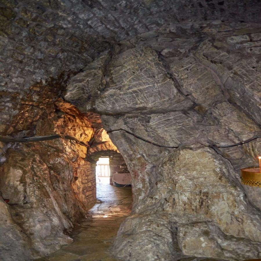 Το μοναστήρι που ακροβατεί ανάμεσα σε γη και ουρανό – Παναγία η Πελεκητή