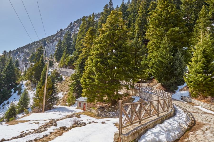 Το μοναστήρι που ακροβατεί ανάμεσα σε γη και ουρανό – Παναγία η Πελεκητή