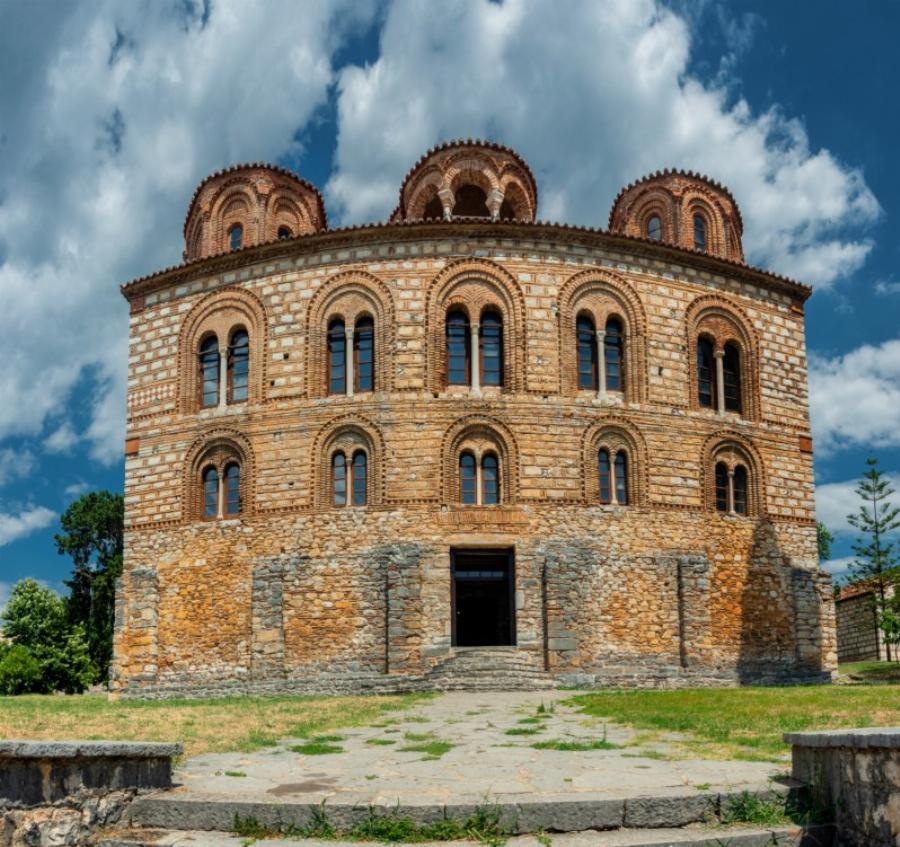 Η εκκλησία στην Άρτα με τον τρούλο που αιωρείται – Παναγία Παρηγορήτισσα