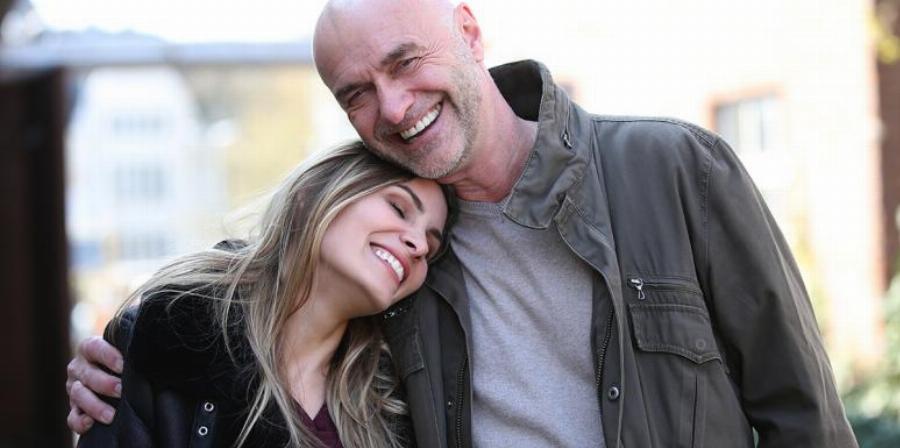 Τα παιδιά της αντιδρούν επειδή εγώ είμαι 60 ετών και η σύντροφός μου 28 και θέλουμε να μείνουμε μαζί