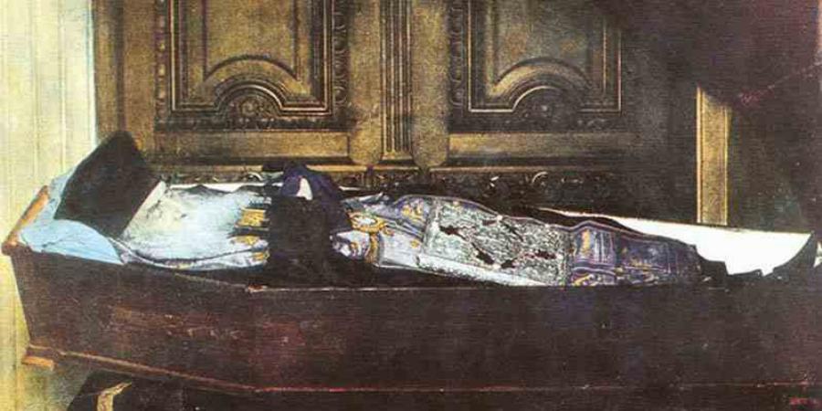 Εκατοντάδες πιστοί ακούν αληθινούς χτύπους στον τάφο του Αγίου Νεκταρίου