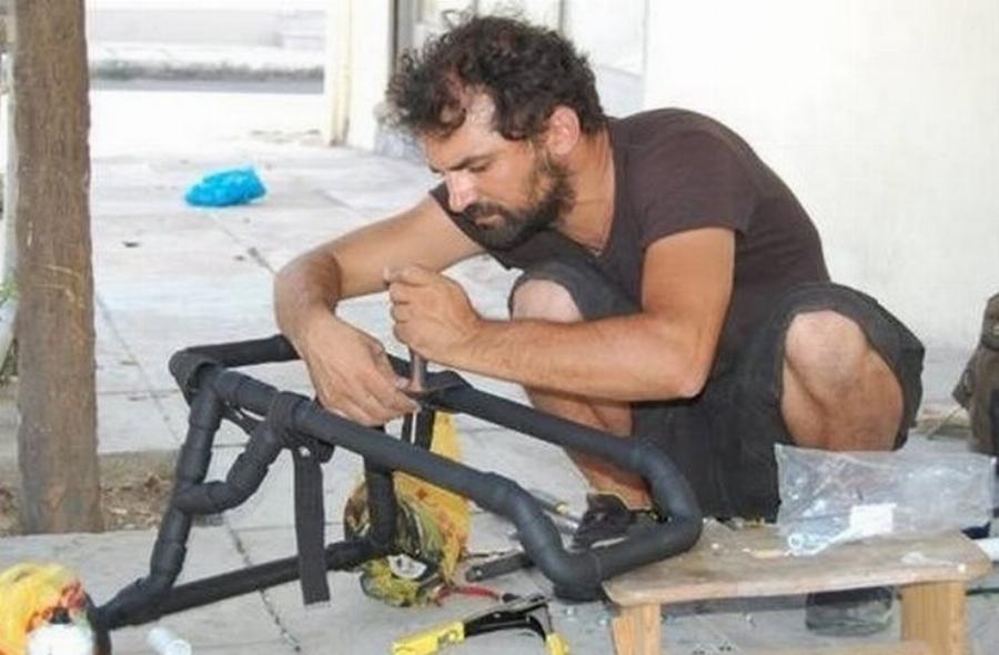 Βασίλης Τζιγκούρας: Ο Έλληνας υδραυλικός που βοηθάει τα ανάπηρα σκυλάκια να ξαναπερπατήσουν