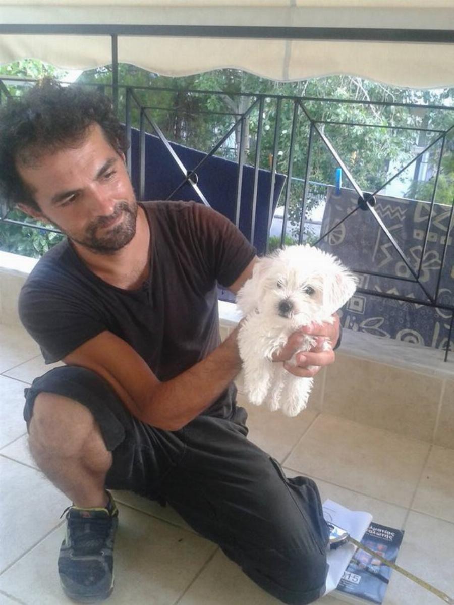 Βασίλης Τζιγκούρας: Ο Έλληνας υδραυλικός που βοηθάει τα ανάπηρα σκυλάκια να ξαναπερπατήσουν