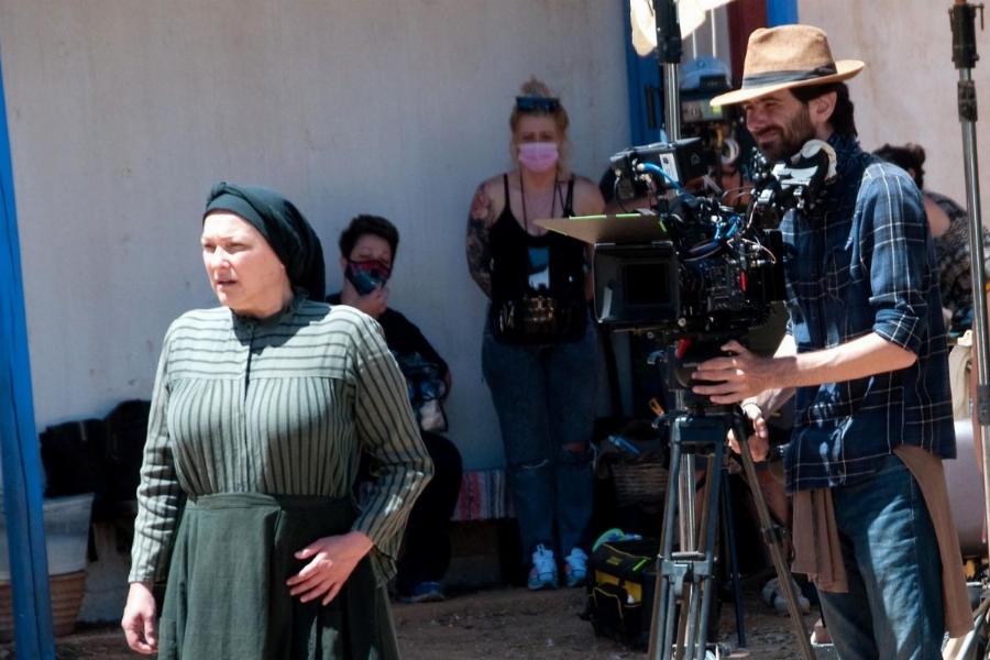 «Υπόκλιση» στο twitter για την Ρένια Λουιζίδου – Εκπλήσσει η σειρά της ΕΡΤ, «Βαρδιάνος στα σπόρκα»