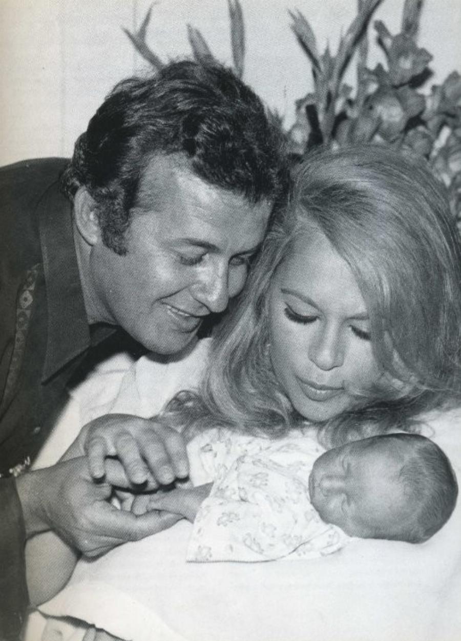 Αληθινή πίστη: Οι διάσημοι που έκαναν τάμα στην Παναγία της Τήνου