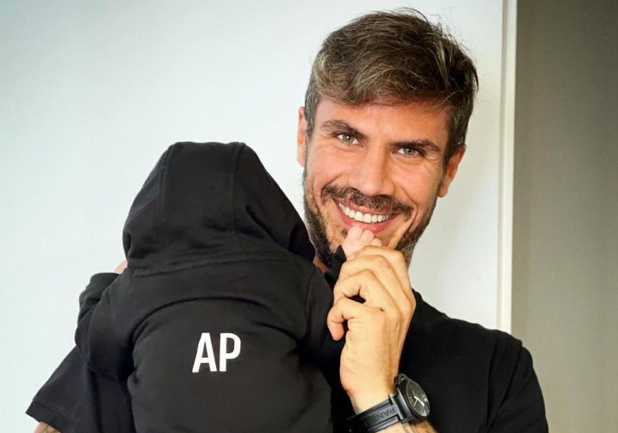 Χαζομπαμπάς ο Άκης Πετρετζίκης: Δεν αποχωρίζεται το γιο του ούτε στη δουλειά – Το τρυφερό βίντεο