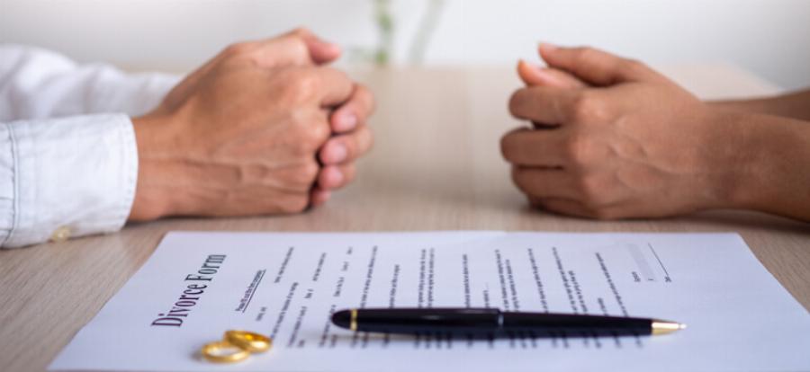 Mου δίνει διατροφή 700 ευρώ. Τώρα που ξαναπαντρεύτηκε μπορώ να ζητήσω περισσότερα;