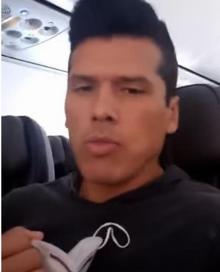 Ηλικιωμένο ζευγάρι έπαθε πανικό όταν ένας νεαρός κατέβασε τη μάσκα για να φάει