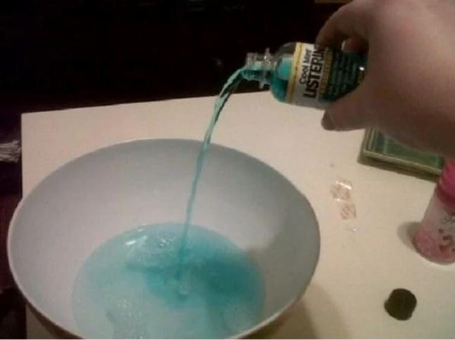 Listerine: 13 άγνωστες χρήσεις του που θα κάνουν τη ζωή σας πιο εύκολη και υγιεινή